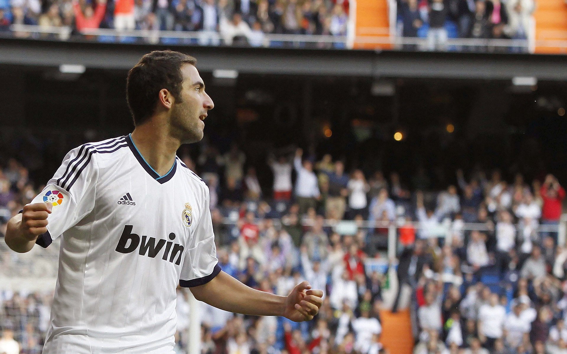 “场外趣事:明星球员的暖心生活”,明星球员足球